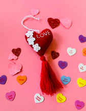 Load image into Gallery viewer, Love Corazón Pompón