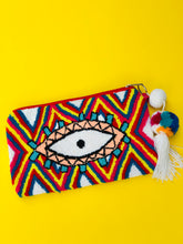 Load image into Gallery viewer, Fuzzy Wayuu Ojitos Wrislet Clutch