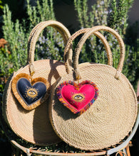 Load image into Gallery viewer, Corazón Bordado Round Palm Leaf Tote