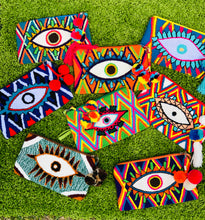 Load image into Gallery viewer, Fuzzy Wayuu Ojitos Wrislet Clutch