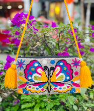 Load image into Gallery viewer, Fuzzy Mariposa Wayuu Clutch