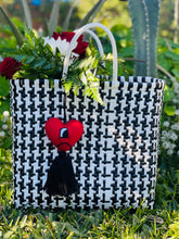 Load image into Gallery viewer, Un San Valentin Sin Ti Tote