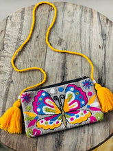 Load image into Gallery viewer, Fuzzy Mariposa Wayuu Clutch