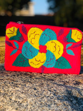 Load image into Gallery viewer, Fuzzy Wayúu Floral Clutch