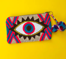 Load image into Gallery viewer, Fuzzy Wayuu Ojitos Wrislet Clutch