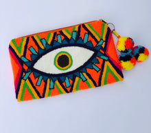 Load image into Gallery viewer, Fuzzy Wayuu Ojitos Wrislet Clutch