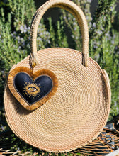Load image into Gallery viewer, Corazón Bordado Round Palm Leaf Tote
