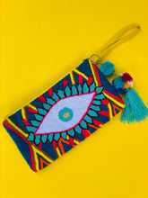 Load image into Gallery viewer, Fuzzy Wayuu Ojitos Wrislet Clutch