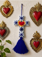 Load image into Gallery viewer, Corazón Sagrado Cruz Pompón