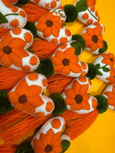 Load image into Gallery viewer, Flores Amarillas Pompónes