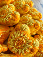Load image into Gallery viewer, Marigolds Corazón Pompón