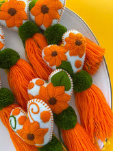Load image into Gallery viewer, Flores Amarillas Pompónes
