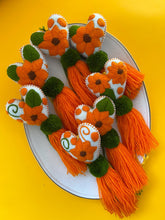 Load image into Gallery viewer, Flores Amarillas Pompónes