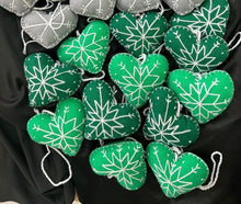 Load image into Gallery viewer, Pom-Pom Heartflake