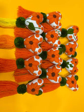 Load image into Gallery viewer, Flores Amarillas Pompónes