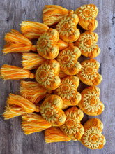 Load image into Gallery viewer, Marigolds Corazón Pompón