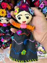 Load image into Gallery viewer, Frida Flor Pompón